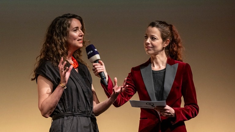 Nicole Köster mit Iris Wolff