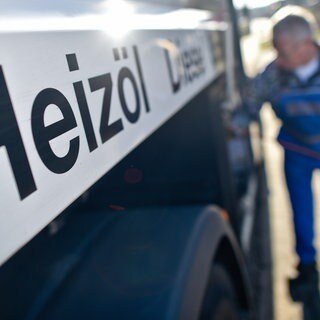 Im Unscharfen Hintergrund sieht man eine Perso, die an einem Heizöl-Lkw hantiert. Vorne ist scharf das Wort Heizöl zu lesen.