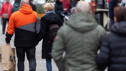 Nach den Rabatttagen will der Einzelhandel beim Kauf von Weihnachtsgeschenken mit Beratung Erlebnis punkten. 