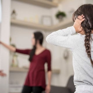 Wenn sich Eltern nach der Scheidung oder Trennung uneins sind, mit welchem Elternteil das Kind mehr Zeit verbringen sollte, hilft das Team vom Kaiserslauterer Kinderschutzbung "Begleiteten Umgang". (Mädchen steht vor ihren streitenden Eltern und ist traurig.)