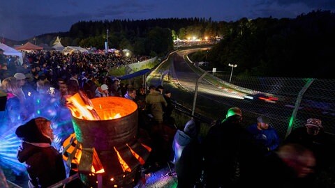 Nachts an der Eifelrennstrecke: Viele Fans campieren tageslang an der Nordschleife, um beim 24-Stunden-Rennen einen guten Platz zu haben.