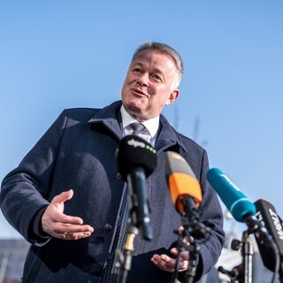 CDU-Spitzenkandidat Gordon Schnieder spricht am Morgen nach der Landtagswahl in Rheinland-Pfalz in Berlin zu Journalisten.