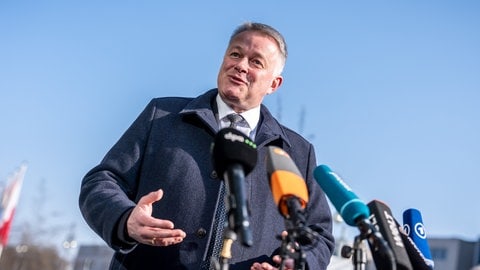 CDU-Spitzenkandidat Gordon Schnieder spricht am Morgen nach der Landtagswahl in Rheinland-Pfalz in Berlin zu Journalisten.