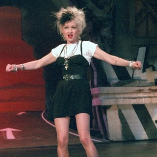 Die US-Popsängerin Cyndi Lauper während ihres Auftritts in der Fernsehshow "Wetten daß" am 08.12.1989 in Hannover. | Cyndi Lauper – "Girls Just Want to Have Fun"