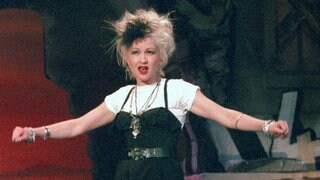 Die US-Popsängerin Cyndi Lauper während ihres Auftritts in der Fernsehshow "Wetten daß" am 08.12.1989 in Hannover. | Cyndi Lauper – "Girls Just Want to Have Fun"