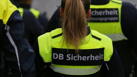 Nach dem tödlichen Angriff auf den Zugbegleiter Serkan C. werden die Stimmen nach mehr Sicherheit für Bahn-Bedienstete lauter. 
