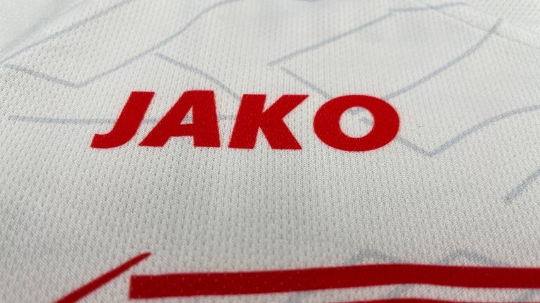 Bei dieser Fälschung ist der JAKO-Schiftzug nur gedruckt, ebenso die Cannstatter Treppen. Beim Original sind sie eingestempelt (Embossing) und fühlbar.