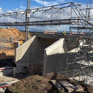 Die neue Bahnbrücke bei Dackenheim wurde am Sonntag an die richtige Stelle geschoben