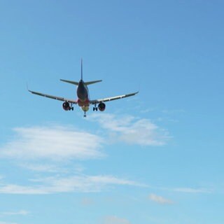 Ein Flugzeug fliegt am Himmel.