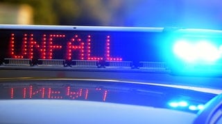 Nach einem Motorradunfall hat ein Angehöriger des Verletzten dem mutmaßlichen Unfallverursacher eine Kopfnuss verpasst.