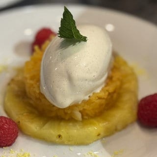 Zarda auf gegrillter Ananas mit Gewürzreis
