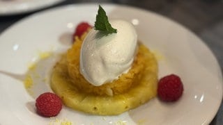 Zarda auf gegrillter Ananas mit Gewürzreis