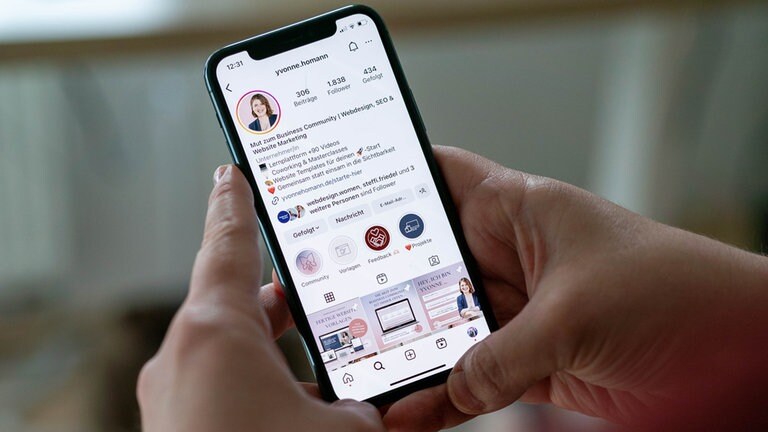 Auf einem Handy ist ein Instagram-Profil zu sehen. 