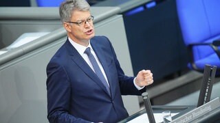 Der neue Bundesverkehrsminister Patrick Schnieder (CDU) skizziert in seiner Rede vor dem Bundestag die Ziele der schwarz-roten Bundesregierung.