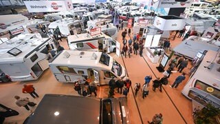 Blick über die Wohnmobile verschiedener Anbieter bei der Messe Caravan, Motor und Touristik (CMT)
