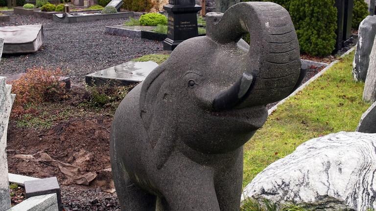 Elefant als Grabstein