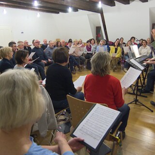 Ein Chor probt im Sitzen
