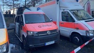 Verbrannte Wagen des Malteser Hilfsdienstes in Freiburg. Die Feuerwehr vermutet Brandstiftung.