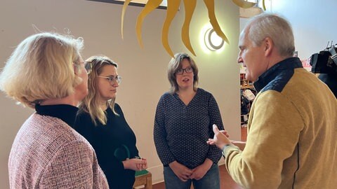 Lebenshilfe-Geschäftsführer David Lyle (r.) diskutiert mit den Eltern beeinträchtigter Kinder über mögliche Folgen des Kita-Gesetzes.