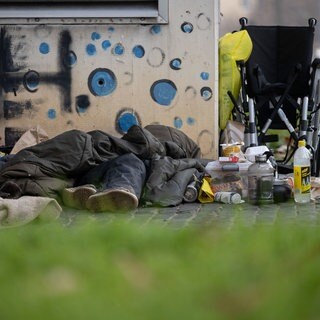 (Symbolbild) Eine Person liegt in der Innenstadt unter einem Schlafsack. Laut Liga der Freien Wohlfahrtspflege ist die Wohnungsnot in BW auf einem Höchststand.