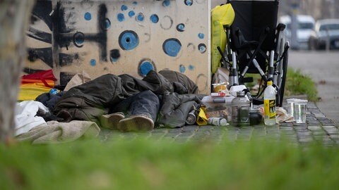 (Symbolbild) Eine Person liegt in der Innenstadt unter einem Schlafsack. Laut Liga der Freien Wohlfahrtspflege ist die Wohnungsnot in BW auf einem Höchststand.