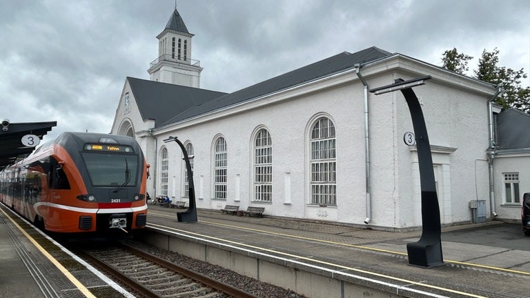 Stalinistischer Bahnhofsbau in Valga – der Zug nach Tallinn kurz vor der Ausfahrt.
