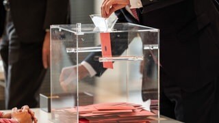 Abgeordnete werfen ihre Stimmzettel in die Wahlurnen im Bundestag für die namentliche Abstimmung von Richtern und Richterinnen am Bundesverfassungsgericht (BVerfG).