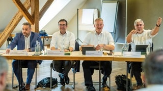 Die CDU-geführte Landesregierung zog im Rahmen einer Pressekonferenz nach 100 Tagen Zwischenbilanz über ihre bisherige Arbeit.
