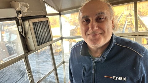Auch Vorarbeiter Antonio Isaakidis wird beim historischen Moment wehmütig.