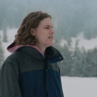 Til Schindler als der 28-jährige Aaron in einer Schneelandschaft - Still aus dem Spielfilm-Debüt „Scham“ von Lukas Röder