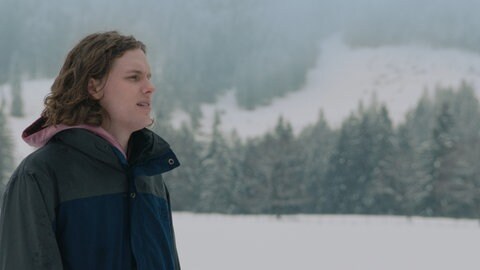 Til Schindler als der 28-jährige Aaron in einer Schneelandschaft - Still aus dem Spielfilm-Debüt „Scham“ von Lukas Röder