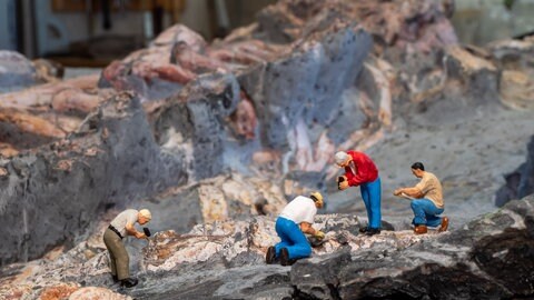 Miniaturszene "Little People" im Steinbruch