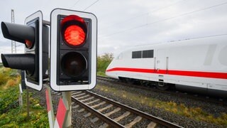 Ein ICE fährt auf der Schnellfahrstrecke zwischen Mannheim und Stuttgart, die ab Donnerstag gesperrt wird. (Archivbild)