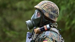 Soldat mit Gasmaske