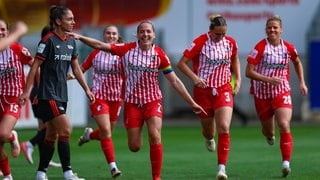 Spielerinnen des SC Freiburg jubeln nach einem Tor gegen Union Berlin