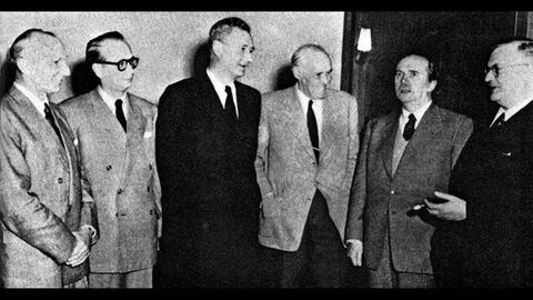 Am 9. Juni 1950 taten sich sechs Radiosender zusammen, um eine Arbeitsgemeinschaft zu gründen. Es war die Geburtsstunde der ARD. Sechs unabhängige Sender legten den Grundstein für gemeinsame Programme und Sendungen. Die Gründerintendanten der ARD von links: Friedrich Bischoff (SWF), Walter Geerdes (RB), Eberhard Beckmann (HR), Rudolf von Scholtz (BR), Dr. Fritz Eberhard (SDR), Generaldir. Dr. h. c. Adolf Grimme (NWDR), Bremen.