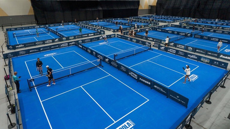 Mehrere Pickleball-Plätze nebeneinander.