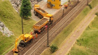 Liebevolle Details auf den Modulen: hier eine Baustelle auf dem Gleis.