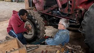 Tayo hilft Karl dabei, den Traktor zu reparieren