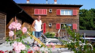 Michael Lorenz, Bademeister des Freiburger Strandbad vor seiner Dienstwohnung auf dem Freibad-Gelände.
