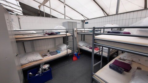 In abgetrennten Zimmern einer solchen Leichtbauhalle wurden die Flüchtlinge in den vergangenen Jahren im Kreis Konstanz untergebracht. Jetzt sind die Hallen wieder abgebaut.
