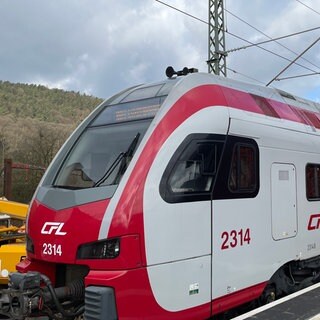 In Trier hat die Bahn am Mittwoch symbolisch die Weststrecke wieder für Personenverkehr in Betrieb genommen - nach mehr als 40 Jahren.