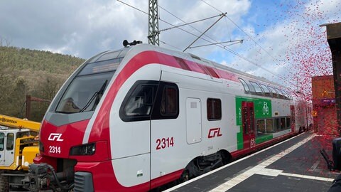 In Trier hat die Bahn am Mittwoch symbolisch die Weststrecke wieder für Personenverkehr in Betrieb genommen - nach mehr als 40 Jahren.