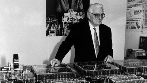 Konrad Zuse mit seinem Nachbau des sogenannten Z1 (1989)