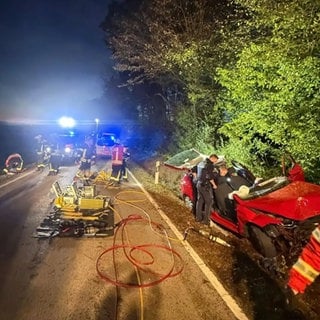 Schwerer Unfall bei Forchtenberg: Auto schleudert Böschung hoch gegen Baum.
