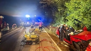 Schwerer Unfall bei Forchtenberg: Auto schleudert Böschung hoch gegen Baum.