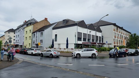 Etliche Autos stauen sich im Stadtteil Rauental: Die Sperrzone in der Koblenzer Innenstadt führt zu Staus im Stadtgebiet.