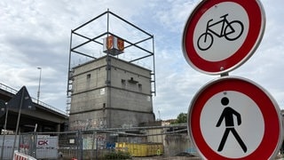 Der Würfelbunker in Ludwigshafen hinter dicken Absperrungen: In wenigen Tagen beginnt sein Abriss.
