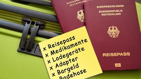 Ein gepackter Reisekoffer mit zwei deutschen Reisepässen und einer Checkliste auf einem gelben Zettel. 
