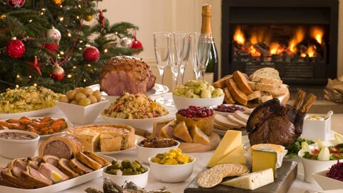 Festlich gedeckter Tisch mit Weihnachtsdekoration und leckerem Essen